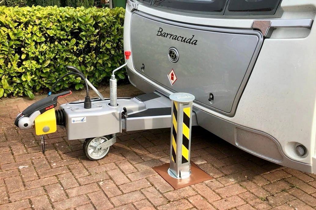 Anti-Ram Telescopic Post - Heavy Duty (Hi-Visibility)  
Tough &amp; Highly Effective Superior Parking Security 
Easy to use - Does a Great Job (read reviews) image