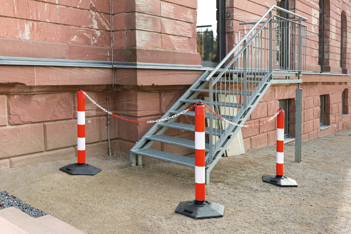 Post in polypropylene with Chain Eye and heavy duty base. External effective warning system. Hi-Vis reflective Sleeve