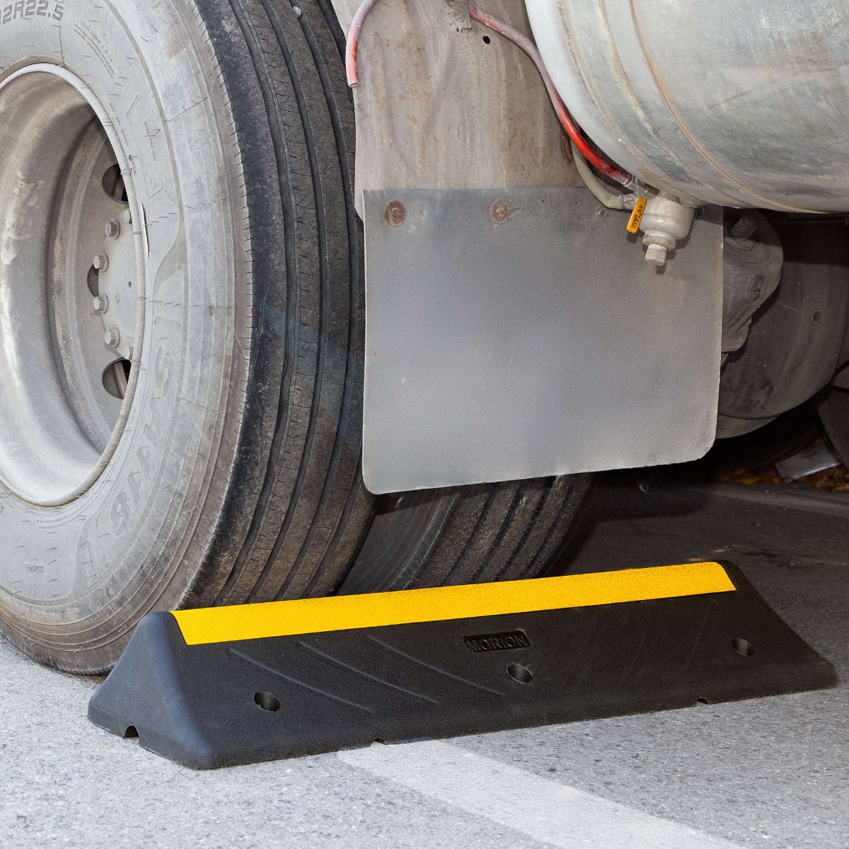 Heavy Duty HGV Wheel Stop - 1000mm x 150mm Height
Reflective Reinforced Rubber for Trucks & Coaches