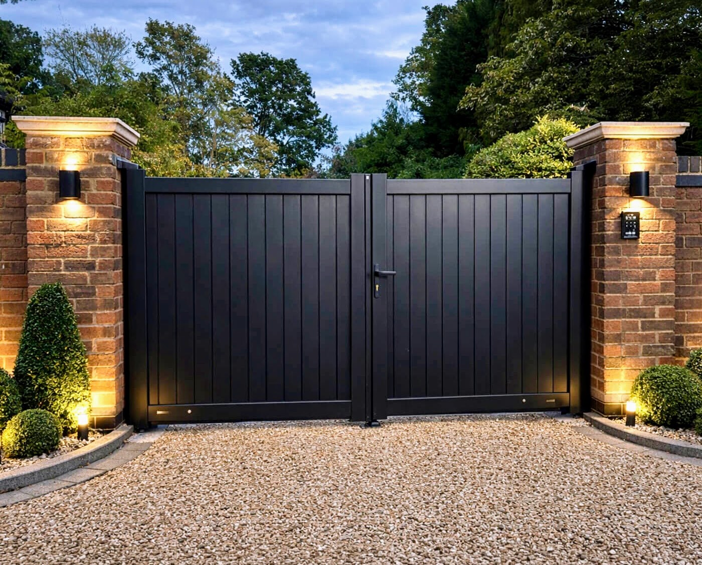 Aluminium Driveway Double Gate: Flat Topped
Vertical Infill & Fully Boarded 
