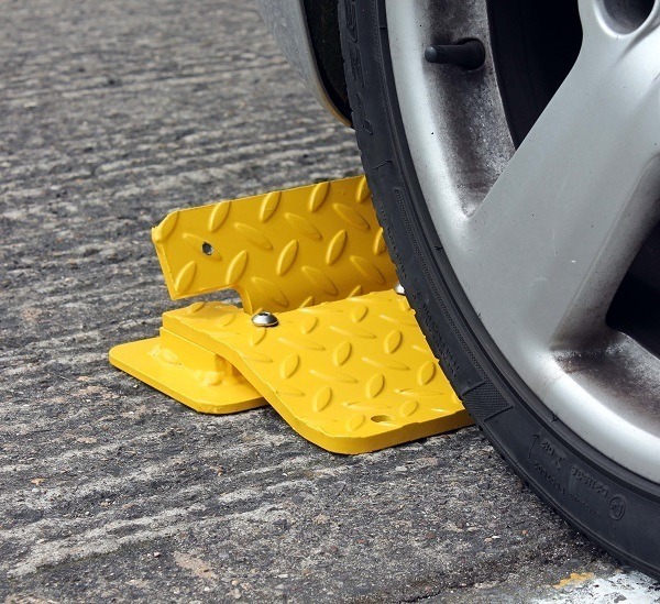 Traffic One Way Flow Plate - Galvanised & Yellow
Available in Concrete-In or Surface Mounted Options