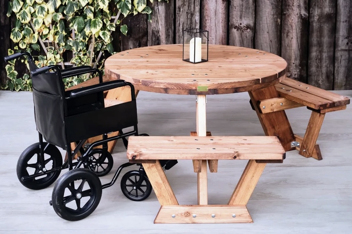 Circular 4 Seater Picnic Table & Built in Benches 