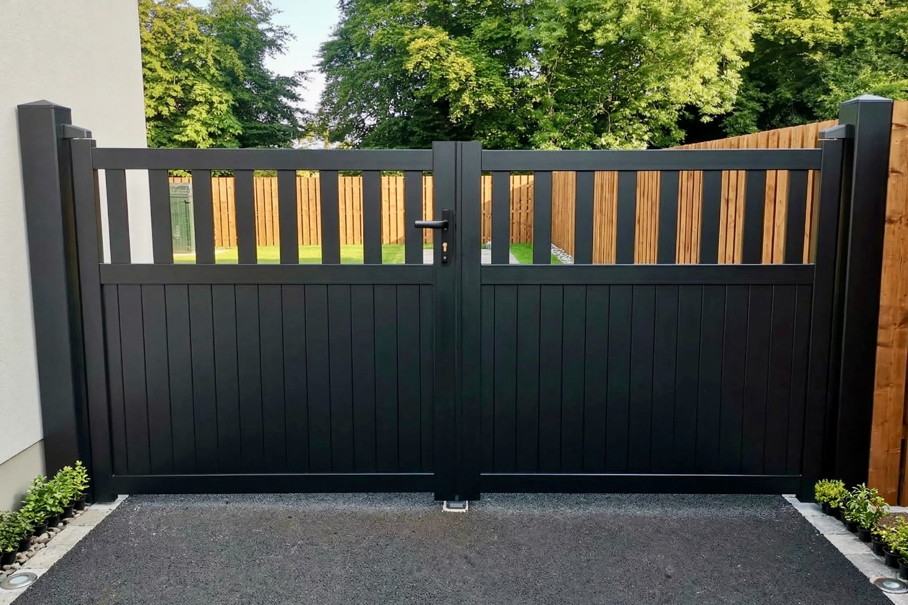 Aluminium Driveway Double Gate: Flat Top
Mixed Vertical Infill & Partially Open in Black or Grey

