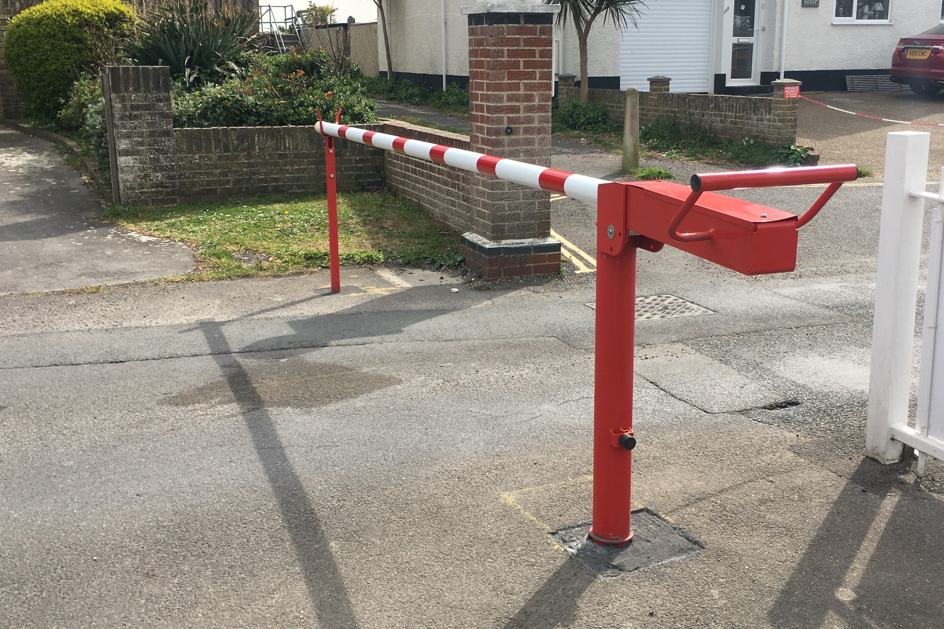 Manual Arm Barrier - Slimline Design 
In Galvanised Steel & Aluminium Boom