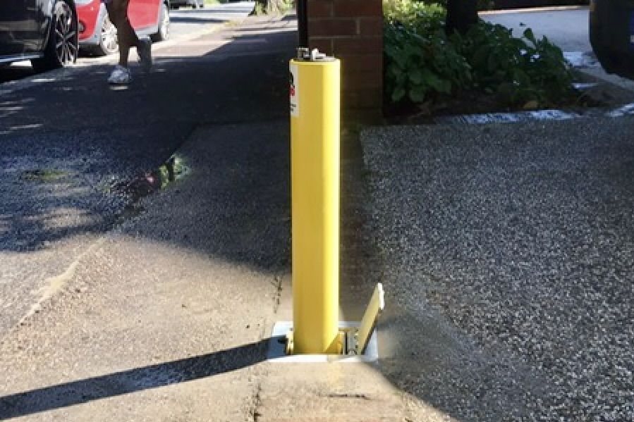 Rhino' RT RD4 Telescopic Round Parking Post Bollard available in Black or Yellow