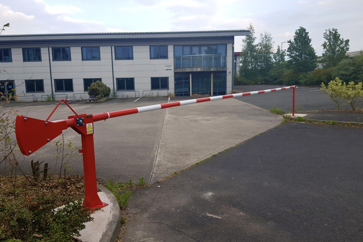 Heavy-Duty Manual Arm Barrier: Balanced Operation
Low-Maintenance & Robust Security up to 9 Metres