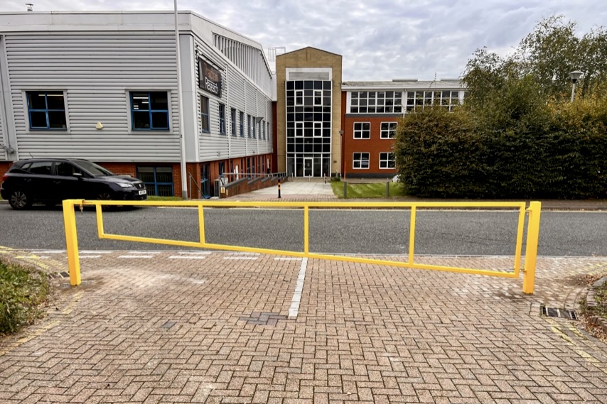 Manual Single Leaf Gate with Strengthened Struts to Enhance Overall Stability.