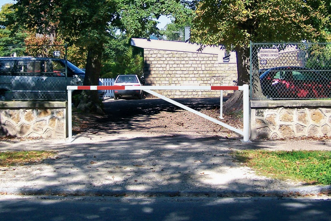 Universal Swing Gate - Adjusts 3 to 4.75 Metres Wide
Efficient Access and Traffic Control for Urban Spaces