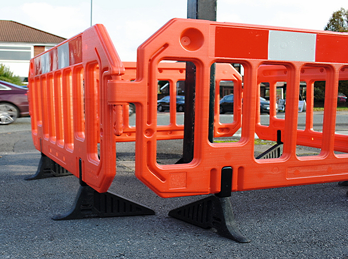 Chapter 8 Safety Works Gate Barrier (H1000 x W2000mm)
Hook & Eye Connection for Uneven Ground Adaptability
UV-Resistant Orange HDPE & Reflective Red/White Panels