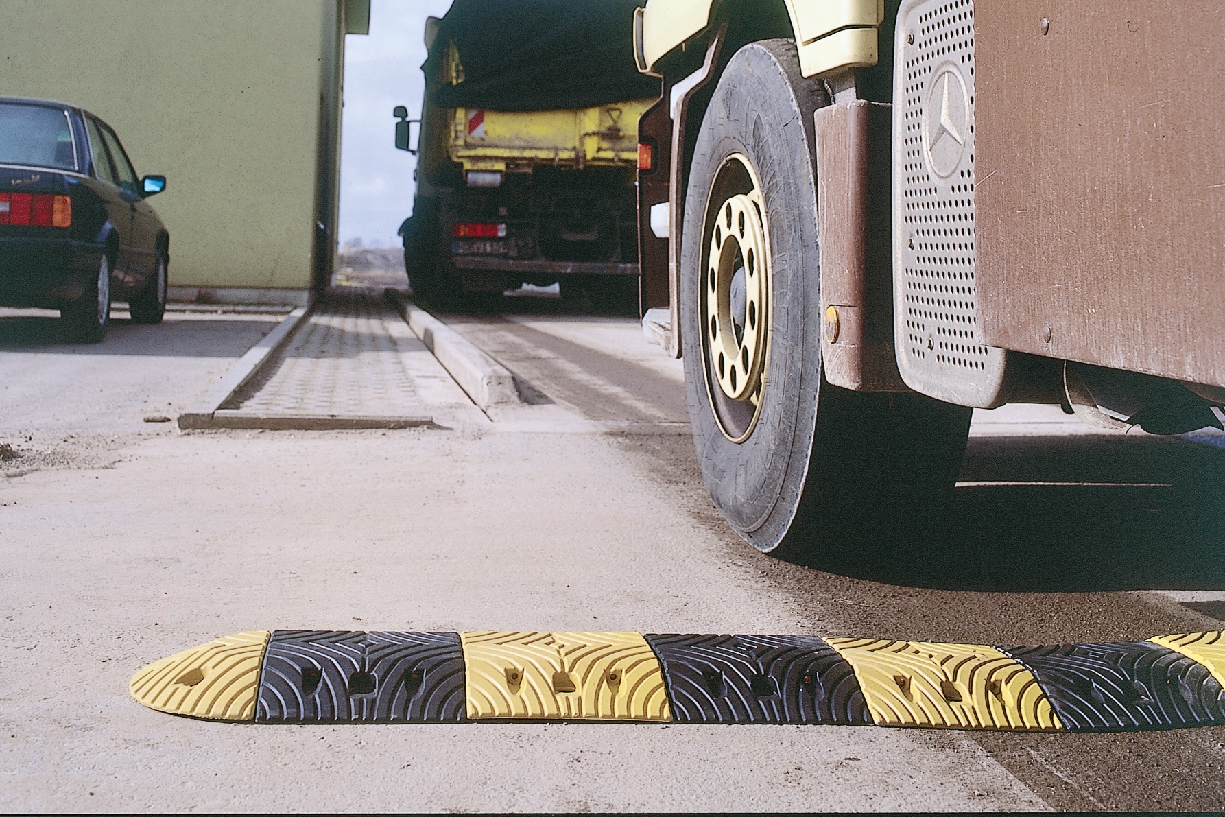 Elite Heavy-Duty Modular & Kit Speed Ramps - 5MPH
HGV-Rated to 40 Tonnes | X-Duty Site Traffic Calming