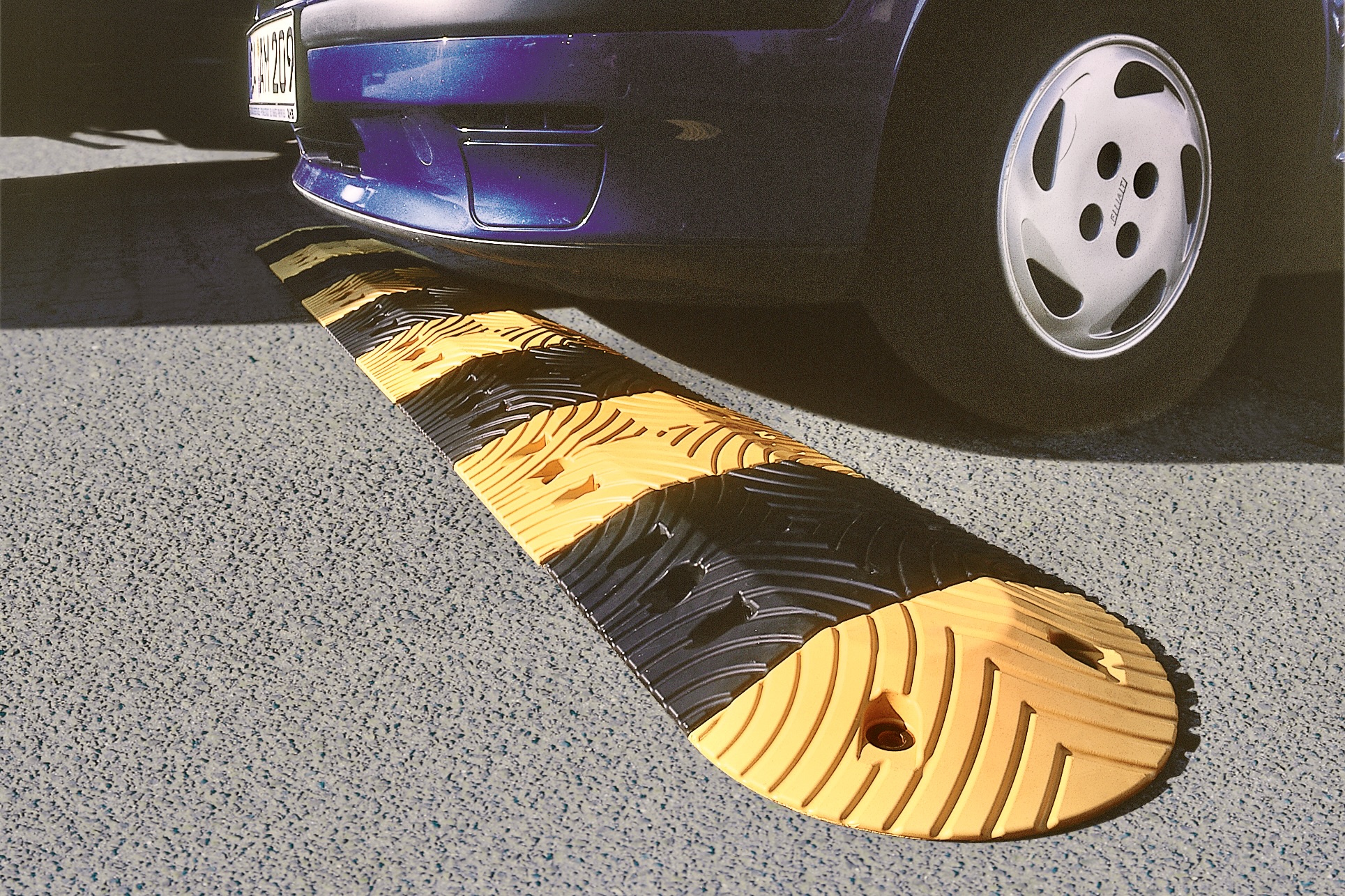 Heavy-Duty Speed Bump - HGV 10MPH Solid Colour Modular & Kit Rubber Bundles with Easy Installation Engineered for Long Life to Chip and Fade Resist