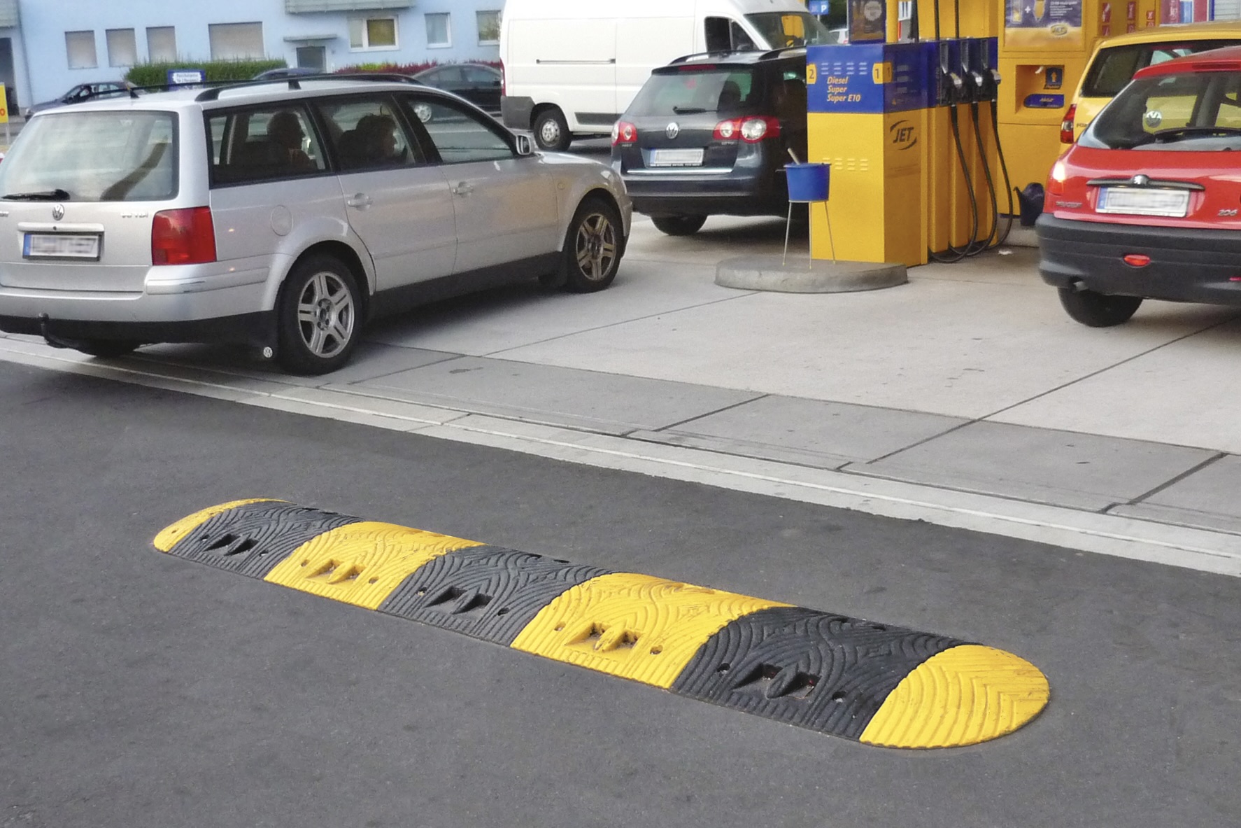 ECO Speed Ramp: 5MPH Modular Units & Kit Bundles (2m-10m) Hi-Vis Cat Eyes
