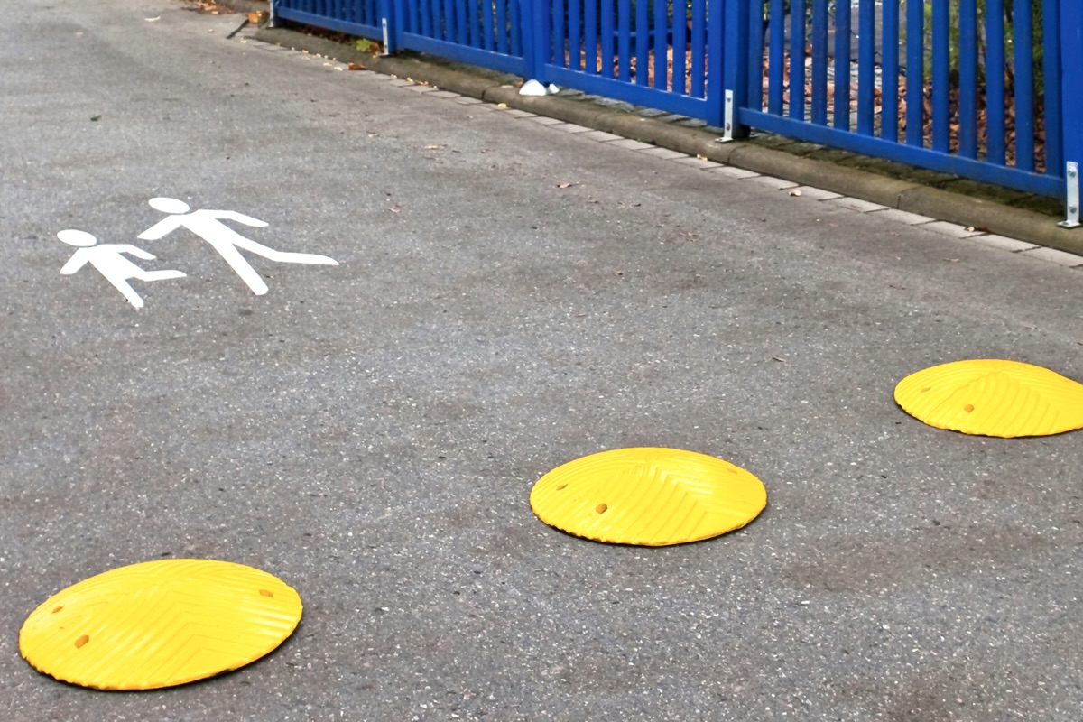 Speed Bump Circular an ideal, effective smart and cost efficient solution to reduce traffic speed. Easy and quick installation.