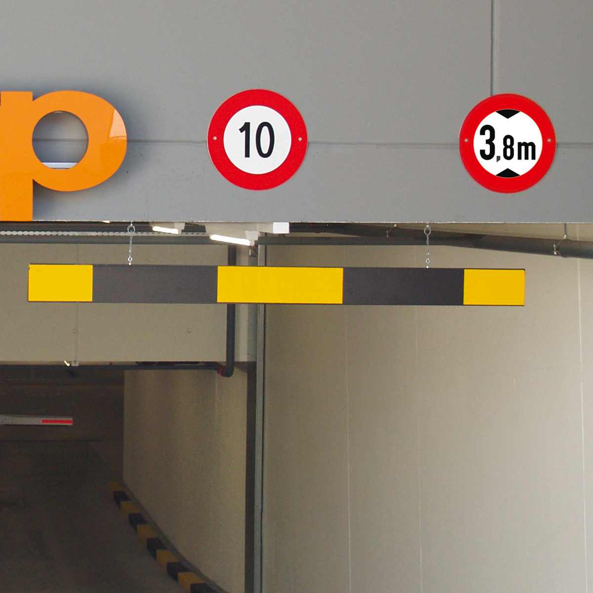 Hi-Vis Aluminium Height Restrictor Barrier
C/W  2 Metres Galvanised Chain 
A Complete & Ready-to-Install Package