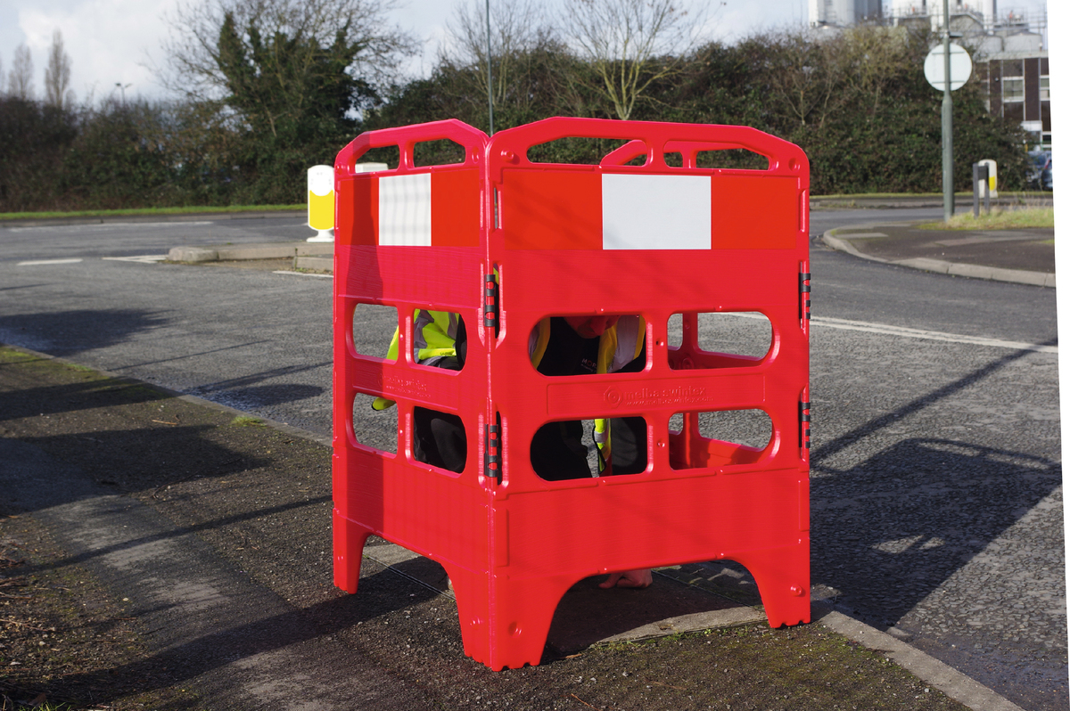 Safety Barrier Chapter 8, 3 or 4 gates, quick set-up to warn pedestrians of hazardous situations