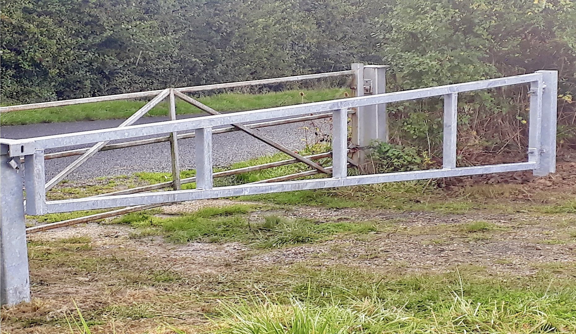 Galvanised Single Leaf Swing Gate: (3-6m) 
Inclusive of Locking Latch and Shroud