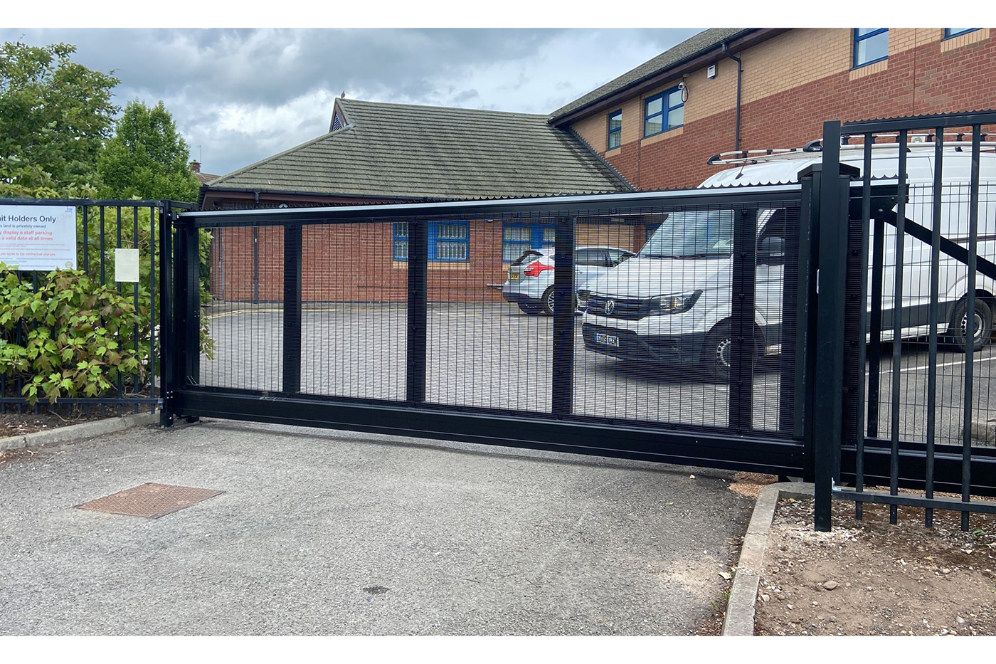 Cantilever Automatic (Electric) Sliding Gate. Ideal solution where space behind the gate is on an incline or restricted. Fully Automated action.