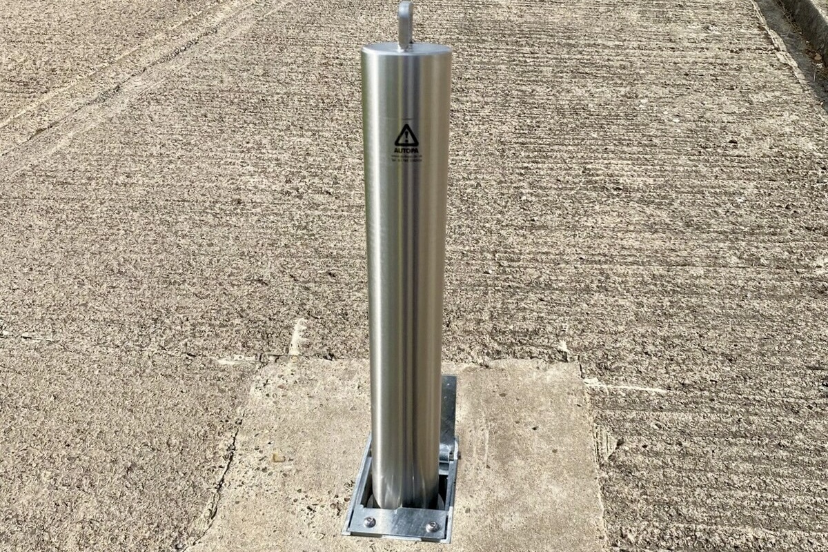 Telescopic Round Post (500mm high). Stainless Steel. Padlockable. Stops unwanted vehicle access. Drops flat into the ground.