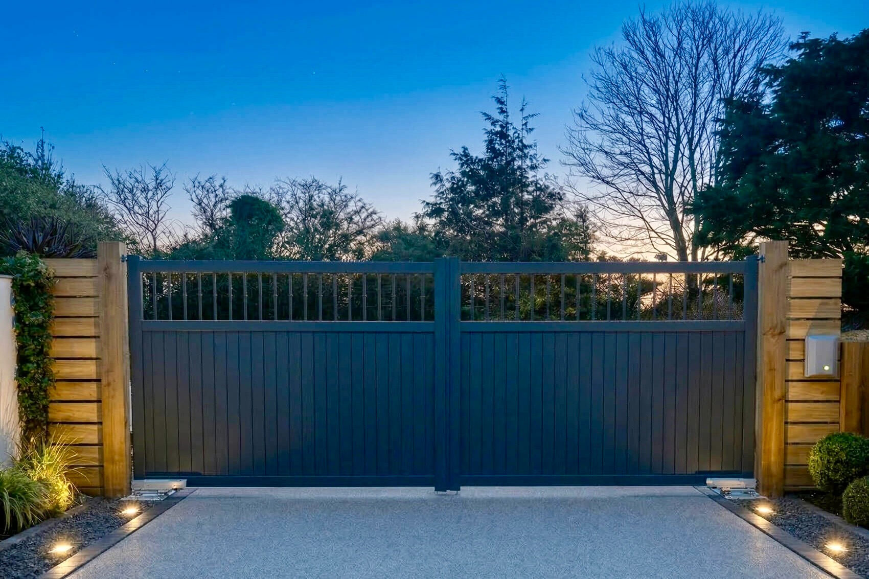 Aluminium Driveway Double Gate: Open Top
Decorative Vertical Bar Mixed Infill in Black 


