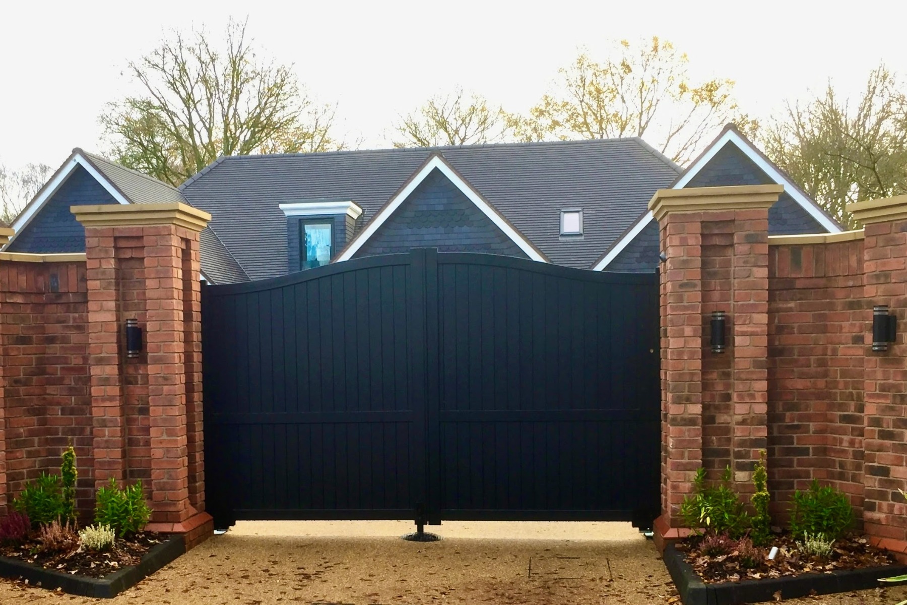 Double Driveway Full Privacy Gate with Curved Top
Vertical Solid Infill in Grey or Black Aluminium