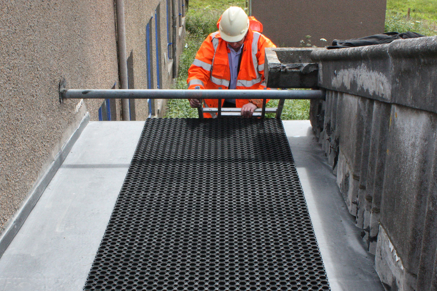 Heavy-Duty Duckboard Cellmax Rooftop Matting: Safe, Durable, Easy Drainage (1m x 1.5m)