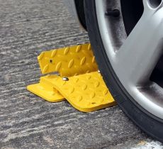 Traffic One Way Flow Plate - Galvanised & Yellow
Available in Concrete-In or Surface Mounted Options