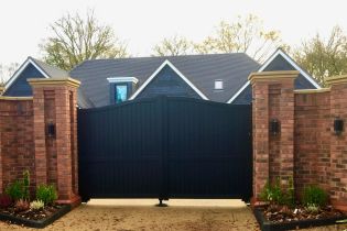 Double Driveway Full Privacy Gate with Curved Top
Vertical Solid Infill in Grey or Black Aluminium