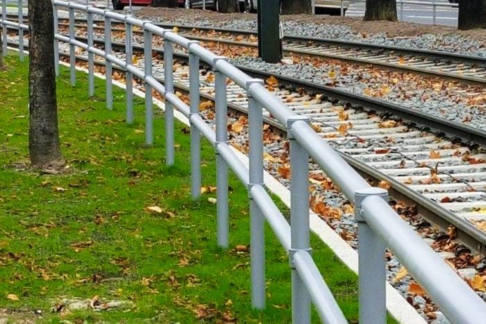Modular&#x20;Galvanised&#x20;Railing&#x20;System&#x3A;&#x20;Outdoor&#x20;&amp;&#x20;Indoor&#x0D;&#x0A;Adaptable&#x20;for&#x20;Uneven&#x20;Terrain,&#x20;Electrically&#x20;Insulated
