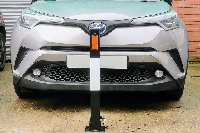 Heavy&#x20;Duty&#x20;Parking&#x20;Post&#x20;-&#x20;Maximum&#x20;Security&#x0D;&#x0A;Residential&#x20;Protection&#x20;c&#x2F;w&#x20;Padlock&#x20;&amp;&#x20;Fixing&#x20;Bolts