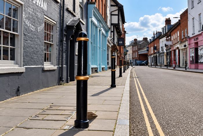 Cornwall&#x20;Polyurethane&#x20;Heritage&#x20;Style&#x20;Bollard&#x3A;&#x20;&#x0D;&#x0A;H1070&#x20;-&#x20;Black&#x20;with&#x20;Elegant&#x20;Gold&#x20;Ring&#x20;Banding