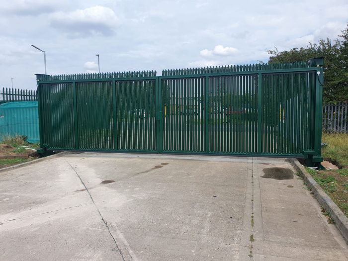 Gate&#x20;in&#x20;Green,&#x20;in&#x20;the&#x20;closed&#x20;position&#x20;with&#x20;anti&#x20;climb&#x20;spikes