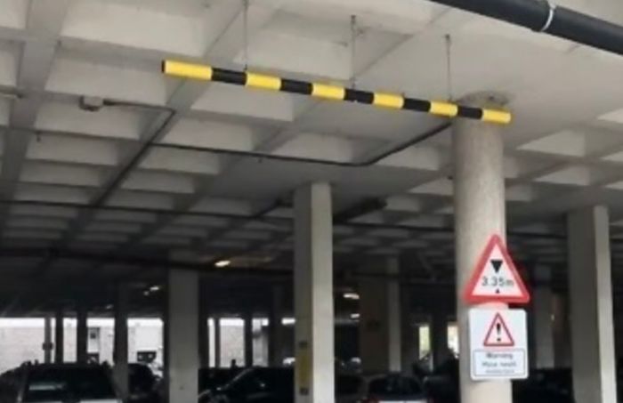 Height&#x20;Warning&#x20;Restriction&#x20;Bar&#x3A;&#x20;2&#x20;to&#x20;6&#x20;Metres