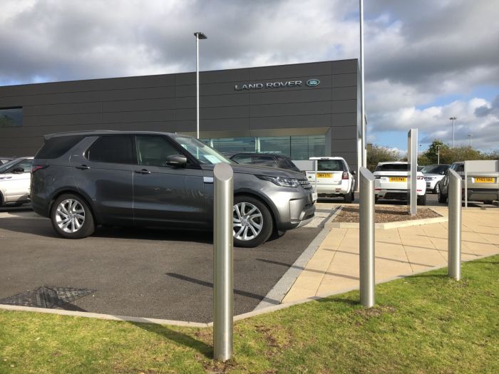 Mitre&#x20;Top&#x20;Grade&#x20;304&#x20;Stainless&#x20;Steel&#x20;Bollard&#x20;&#x0D;&#x0A;1000mm&#x20;above&#x20;ground,&#x20;Concrete&#x20;in&#x20;Fixing
