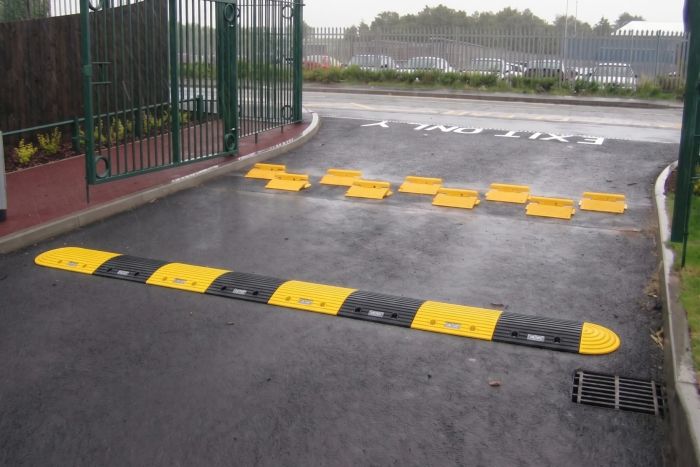HGV&#x20;Flow&#x20;Plate&#x20;&amp;&#x20;Speed&#x20;Ramp&#x20;Combi&#x20;Packs&#x0D;&#x0A;Original&#x20;One-Way&#x20;Traffic&#x20;Kits&#x20;&#x28;3m&#x20;-&#x20;6m&#x20;Widths&#x29;