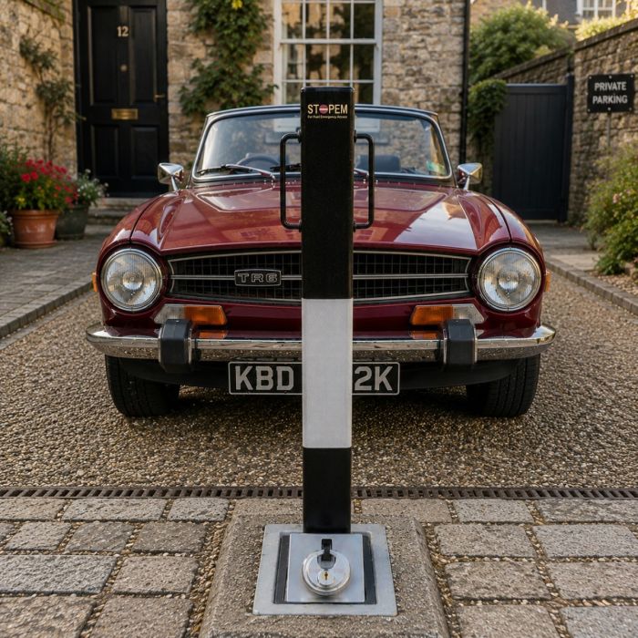 Removable&#x20;Heavy&#x20;Duty&#x20;Square&#x20;Security&#x20;Bollard&#x20;-&#x20;Anti-Ram&#x20;with&#x20;Galvanised&#x20;Ground-Socket&#x20;In&#x20;Black&#x20;with&#x20;White&#x20;Strip