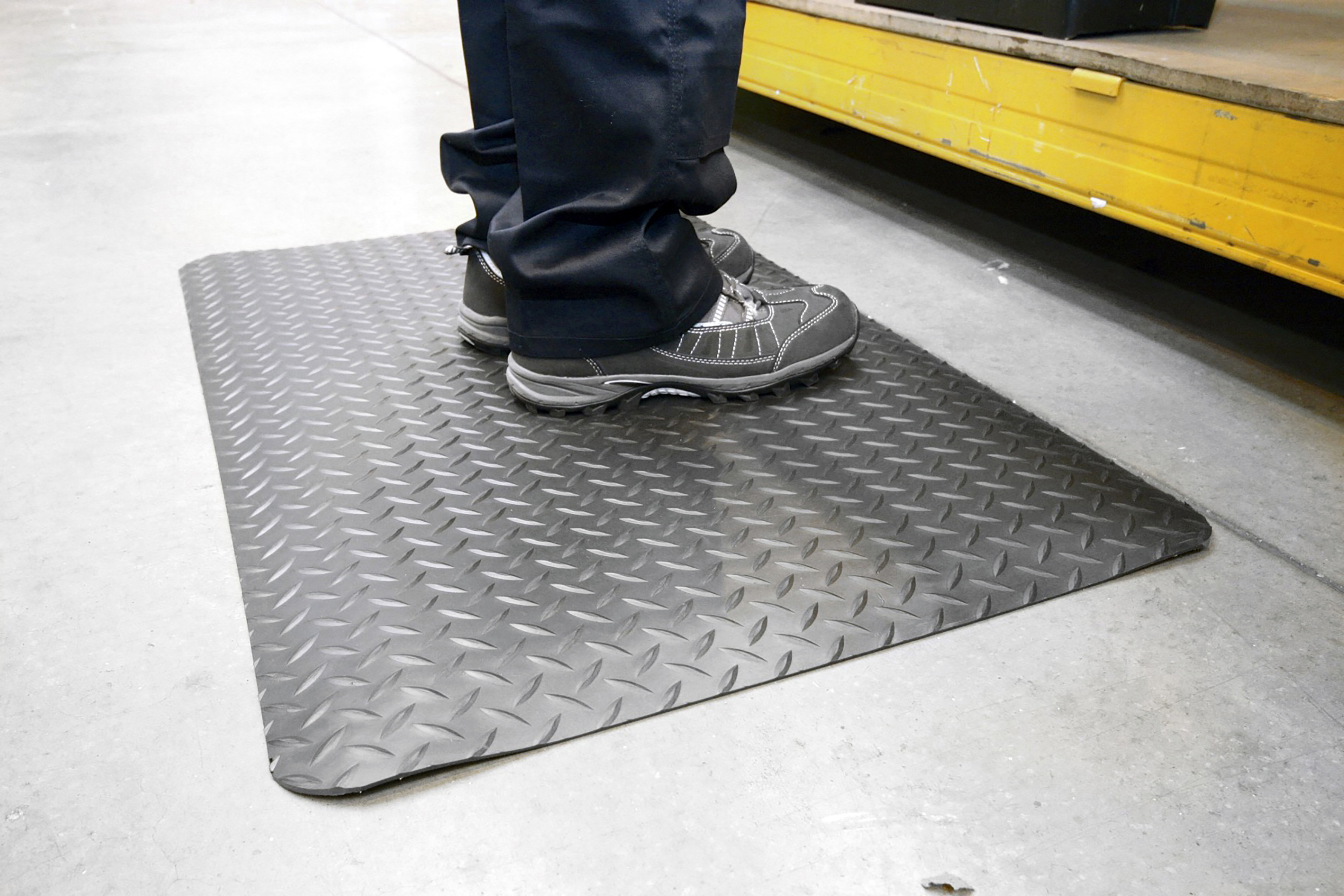 Deckplate Metal-Look Anti-Fatigue Matting - by COBA
Standard Pre-Cut Sizing | Ready-to-Lay Industrial Mats
Industrial Checker-Plate Design – 15mm Heavy Duty Depth 