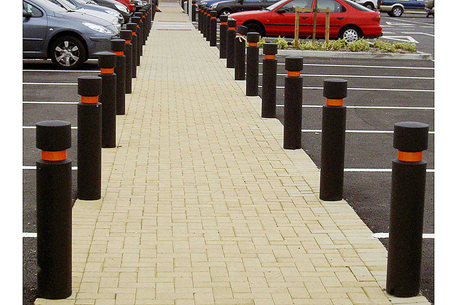 Bollard / Sleeve in MDPE Steel & Core 
D180mm - for Retail Park,Concrete-in, Bolt-down, Removable