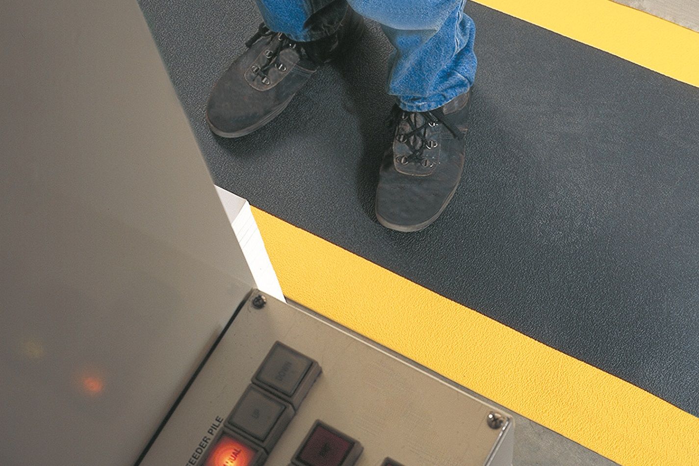 ESD Anti-Fatigue Mat with Pebble Surface: Your Must-Have for Enhanced Safety and a More Comfortable Workspace