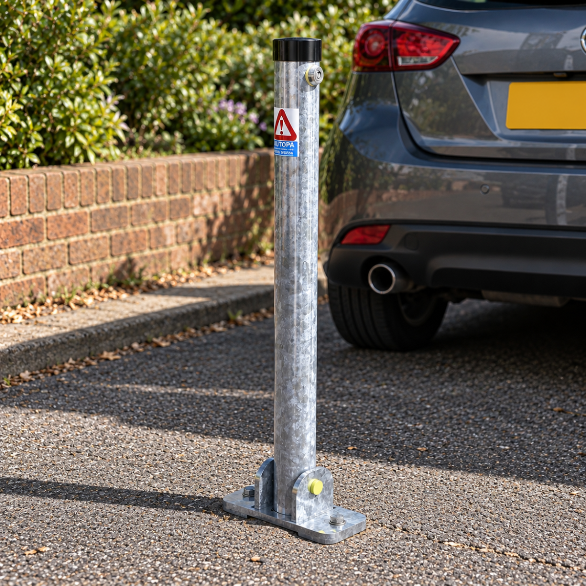 Hinged Parking Post with Integral Lock 
Galvanised, Colour-coated, or Stainless Steel