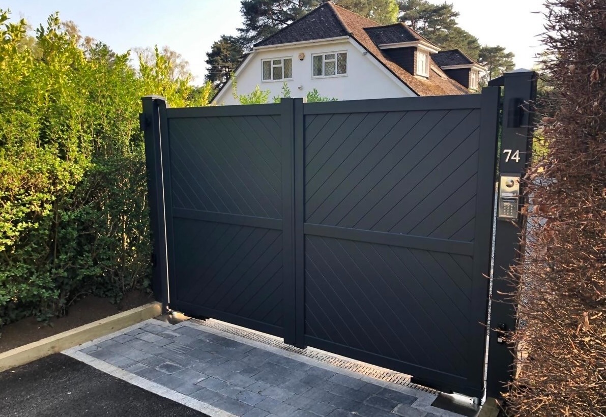 Driveway Double Aluminium Swing Gates with Flat top
Diagonal Solid Infill in Black or Grey Powder-coating


