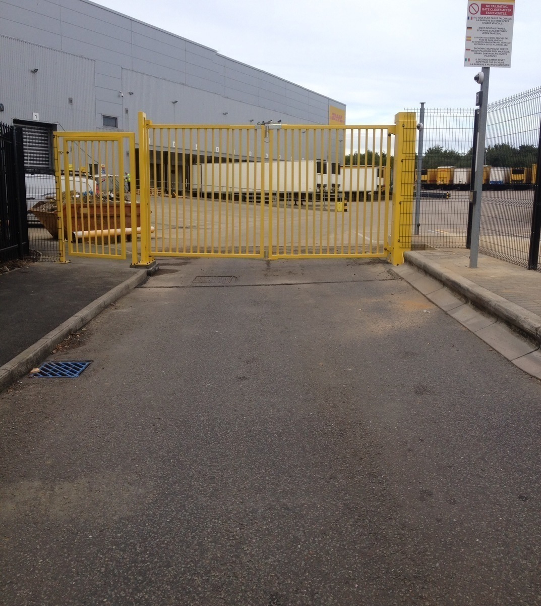 Automatic Bi-Folding Single Leaf Speed Gates - Great for Security and Heavy Duty Traffic Flow, available as 2.7m or 3.0m High