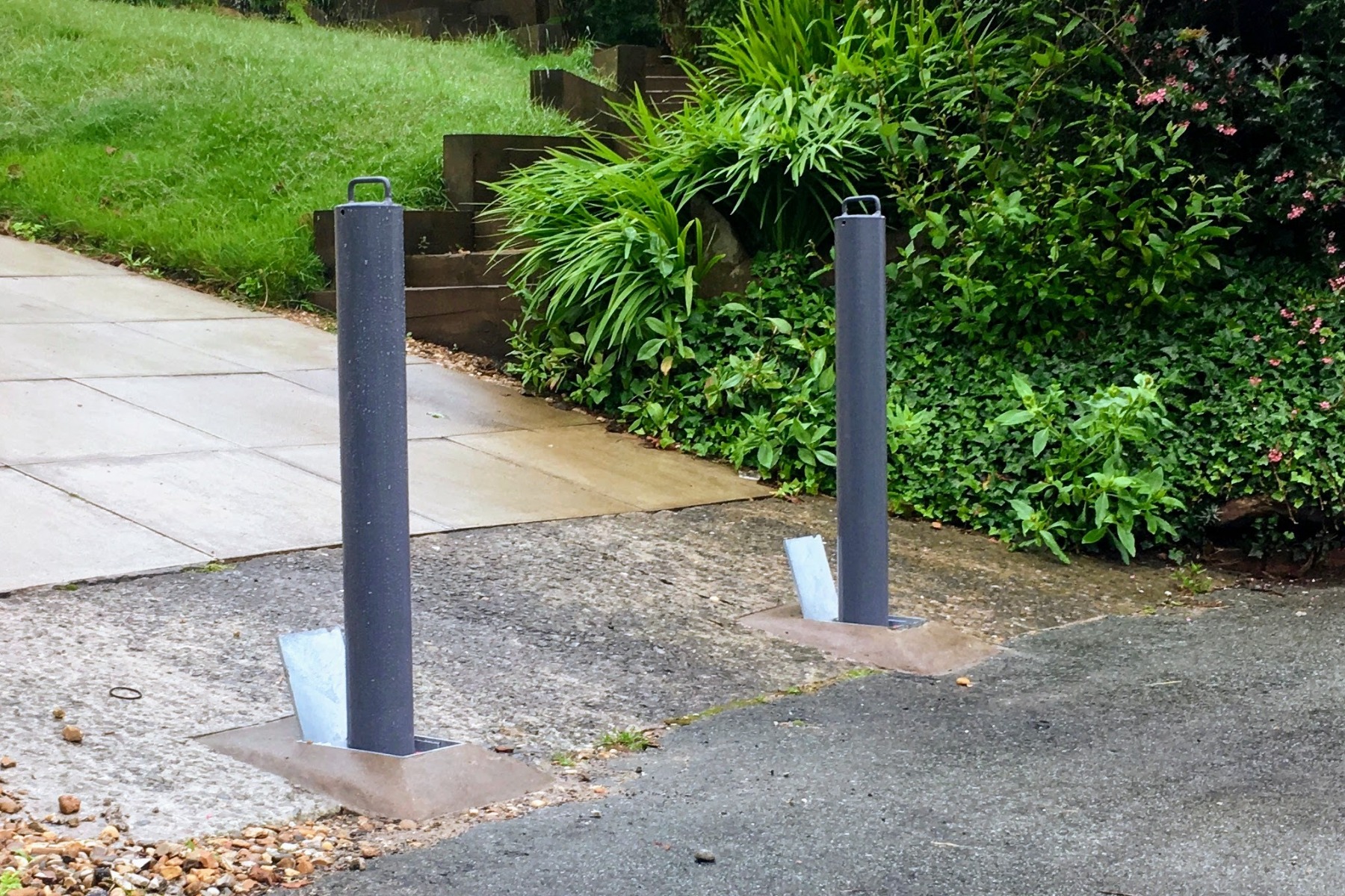 Telescopic Round Post with Lock: (Sold Secure)
Heights 500, 745 & 900mm Galvanised and Colours