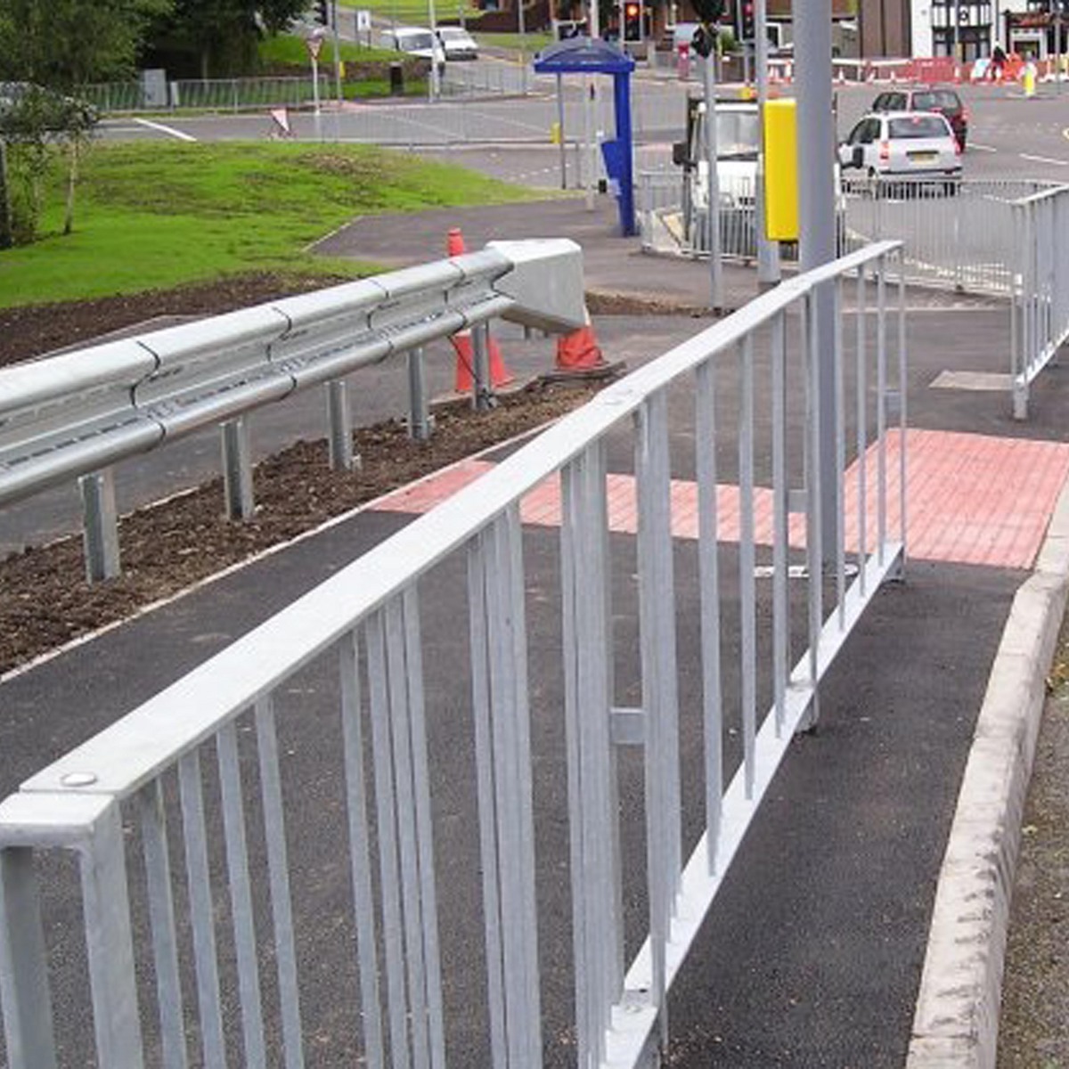 Guardrail for pedestrian safety-High visibility thanks to to the staggered arrangement of its infill bars-Optirail