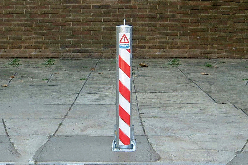 Telescopic Round Post (745mm high) Galvanised finish. Padlockable. One of our most popular available in various sizes, galvanised to protect against corrosion .