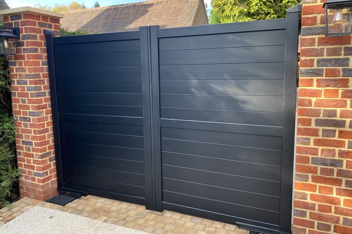Aluminium Driveway Double Gate: Flat Top
Horizontal Infill & Fully Boarded in Black or Grey