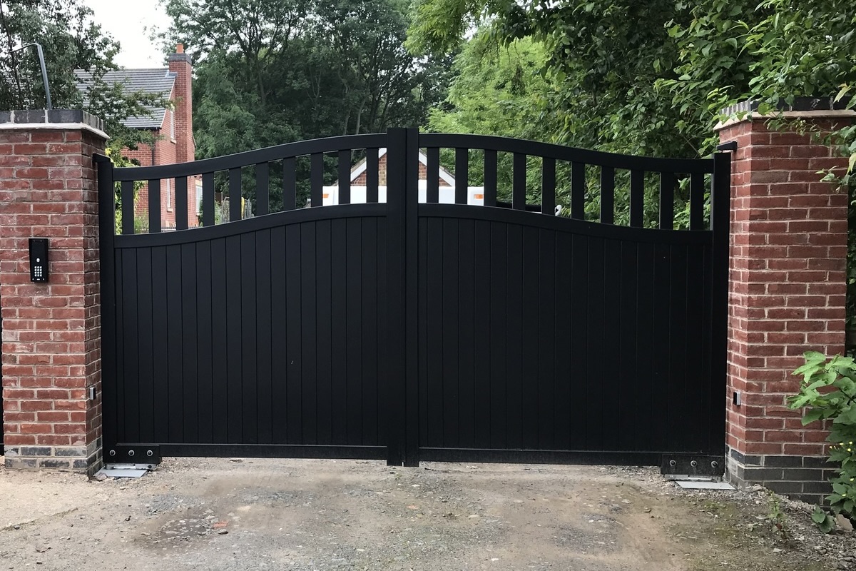 Driveway Double Aluminium Traditional Gate
Partial Open Curved-Top Privacy Mixed Infill