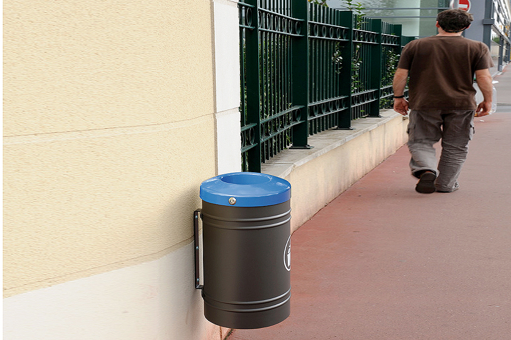 Litter Bin in Steel: 40 litres can be installed on the wall or a pole. non melting & self extinguishing in case of fire.