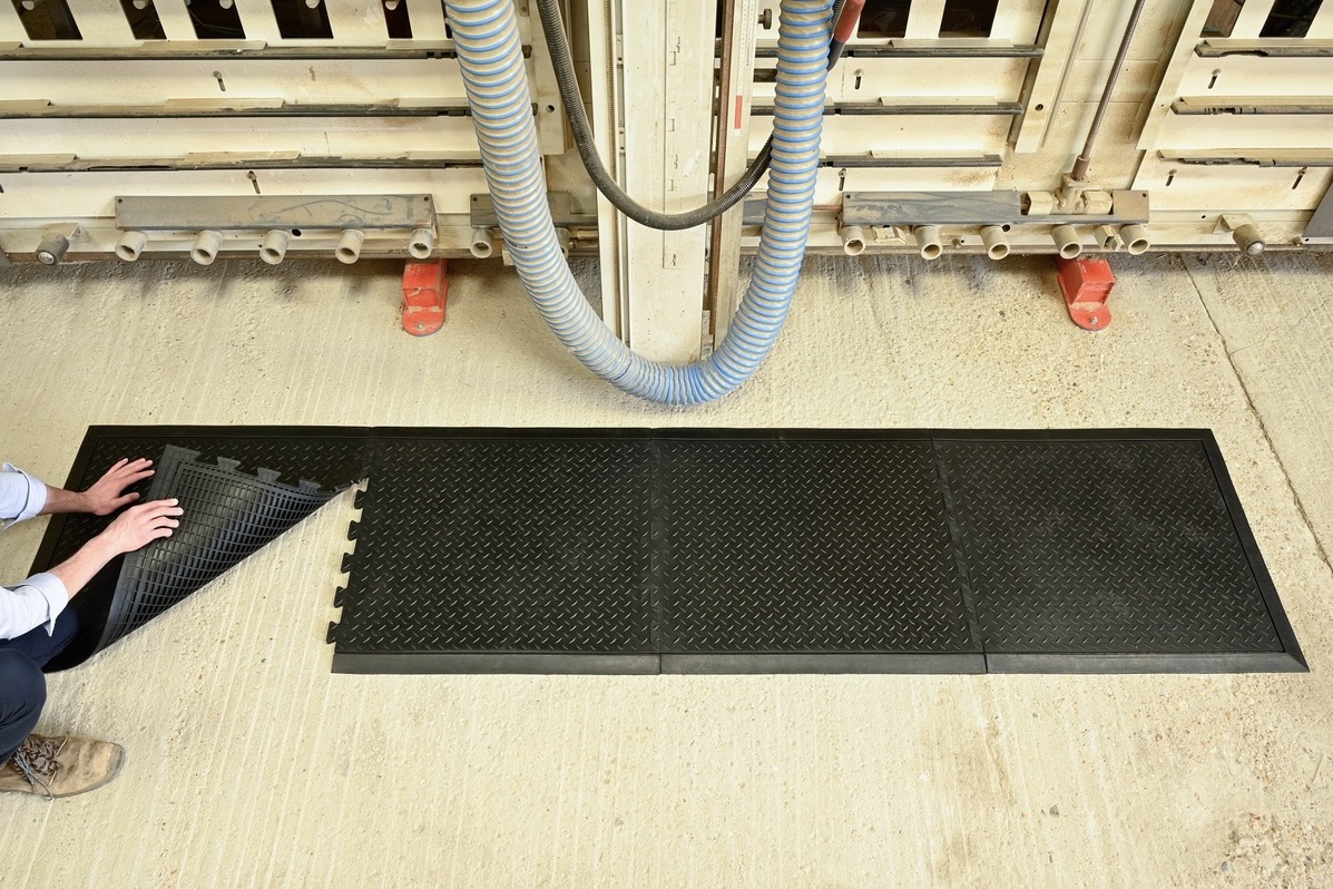 Diamond Interlock Rubber Mat Anti-Fatigue & Slip-Resistant Simple On-Dry Site Installation Ideal for Industrial Environments