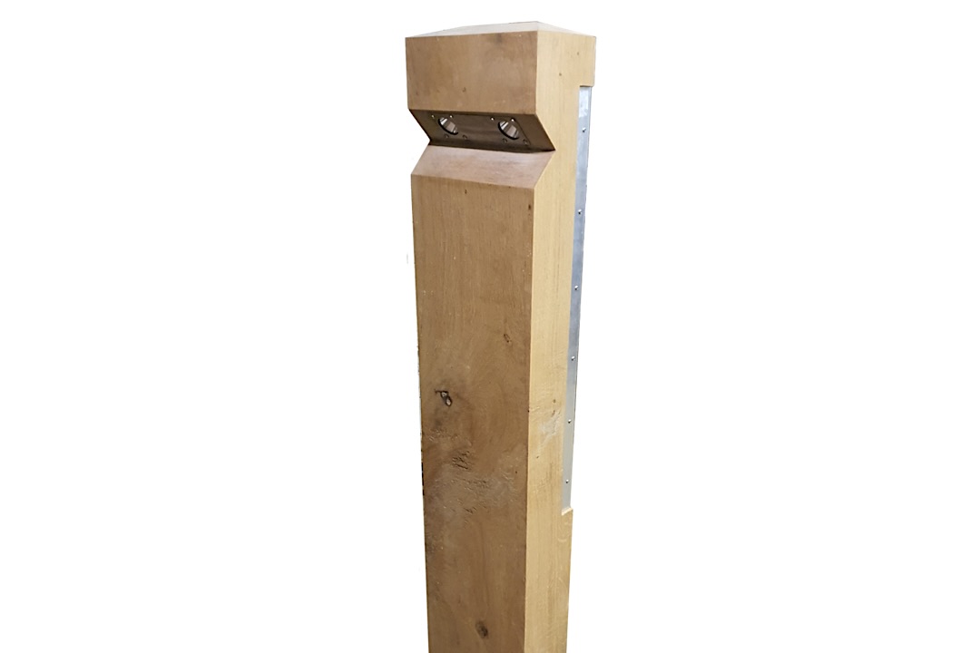 Stratton (Le Grande) Double LED Lighting Oak Bollard
Stylish Durability with Solar-Powered Illumination 