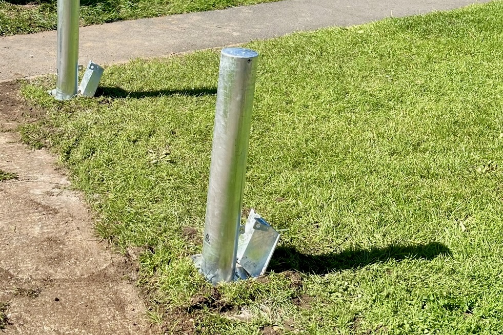 Galvanised Removable Bollard: 750mm High
Multi-Diameter (60-193mm)